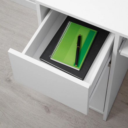 Современная мебель белый письменный стол с ящиками для школьника с полкой и тумбой аналог ИКЕА ЭЙЛЕР (IKEA EJLER) МС-6 левый (МП/3) МС мори, купить недорого в фирменном салоне магазине «Моя Мебель», всего за 7 200 руб.