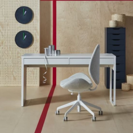 Современная мебель Белый письменный стол аналог ИКЕА МИККЕ (IKEA MICKE), купить недорого в фирменном салоне магазине «Моя Мебель», всего за 14 990 руб.